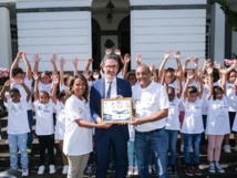 <center>300ème opération de l’Association 1000 Sourires :  <br>les marmailles découvrent les coulisses <br> de la Préfecture et d’un Boeing 777 d’Air Austral