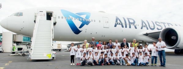 <center>300ème opération de l’Association 1000 Sourires :  <br>les marmailles découvrent les coulisses <br> de la Préfecture et d’un Boeing 777 d’Air Austral