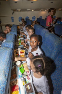 <center>300ème opération de l’Association 1000 Sourires :  <br>les marmailles découvrent les coulisses <br> de la Préfecture et d’un Boeing 777 d’Air Austral