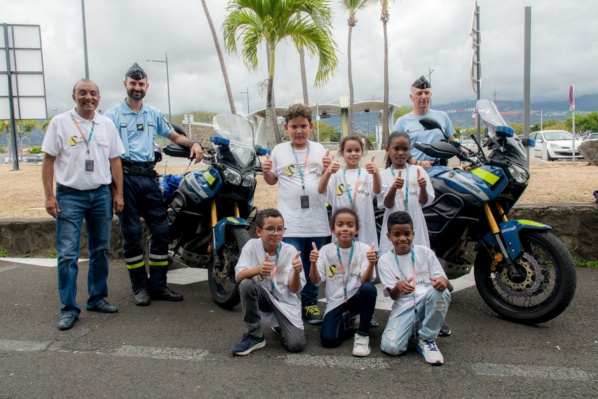 <center>300ème opération de l’Association 1000 Sourires : <br>les marmailles découvrent les coulisses <br> de la Préfecture et d’un Boeing 777 d’Air Austral <center>300ème opération de l’Association 1000 Sourires : <br>les marmailles découvrent les coulisses <br> de la Préfecture et d’un Boeing 777 d’Air Austral