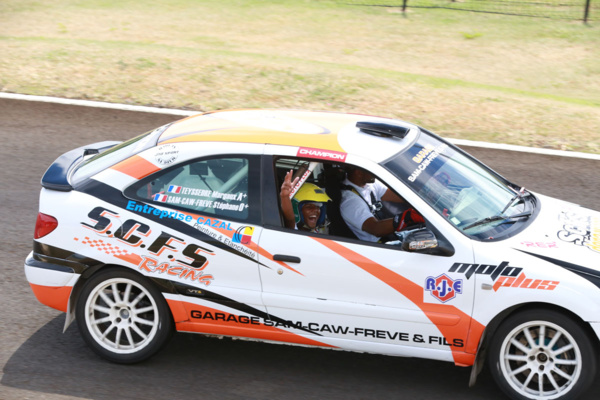 <center>Les VIM  de 1000 Sourires  découvrent le Rallye <br>avec le champion Malik Unia  et Miss Réunion