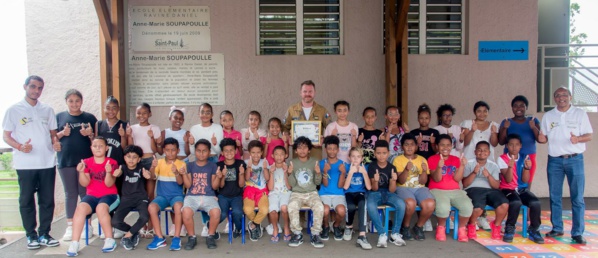 <center> Magie de Noël : le pilote de Rafale Bertrand « Bubu » Butin émerveille les marmailles de 1000 Sourires <center> Magie de Noël : le pilote de Rafale Bertrand « Bubu » Butin émerveille les marmailles de 1000 Sourires