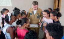 <center> Magie de Noël : le pilote de Rafale Bertrand « Bubu » Butin émerveille les marmailles de 1000 Sourires