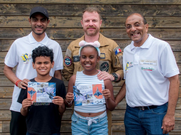 <center> Magie de Noël : le pilote de Rafale Bertrand « Bubu » Butin émerveille les marmailles de 1000 Sourires <center> Magie de Noël : le pilote de Rafale Bertrand « Bubu » Butin émerveille les marmailles de 1000 Sourires