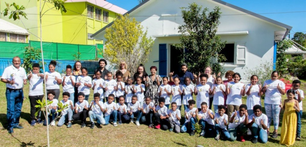 <center>Ateliers découverte du patrimoine créole et plantation d’un arbre endémique pour les marmailles de 1000 Sourires au CLAC du Brulé 