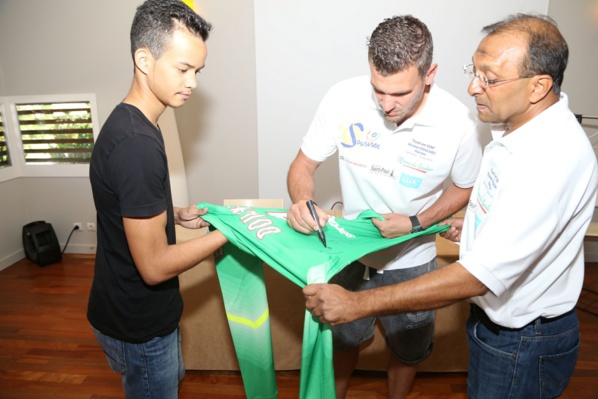 <center>Après les petits, Douchez régale les grands <center>Après les petits, Douchez régale les grands