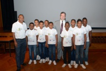 <center> Mardi 19 mai 2015 : Dans le Salon privé de la Base 701 <center> Mardi 19 mai 2015 : Dans le Salon privé de la Base 701