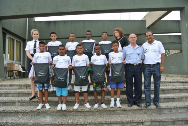 <center> Mardi 19 mai 2015 : Dans le Salon privé de la Base 701 <center> Mardi 19 mai 2015 : Dans le Salon privé de la Base 701