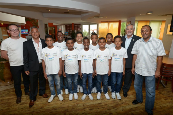 <center> Jeudi 14 mai 2015 : Les marmailles au sifflet ... <center> Jeudi 14 mai 2015 : Les marmailles au sifflet ...