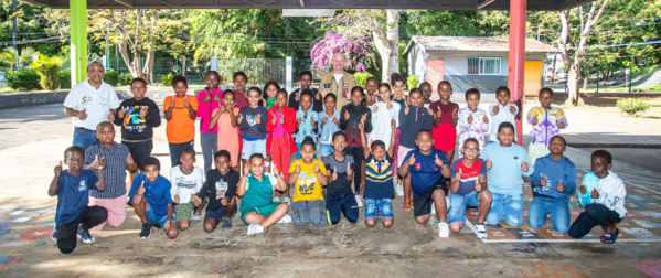 <center>Jean-Philippe Tanguy, alias "Filou" ex-pilote de <br> la Patrouille de France  émerveille les enfants  <center>Jean-Philippe Tanguy, alias "Filou" ex-pilote de <br> la Patrouille de France  émerveille les enfants