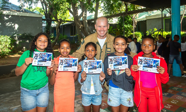 <center>Jean-Philippe Tanguy, alias "Filou" ex-pilote de <br> la Patrouille de France  émerveille les enfants  <center>Jean-Philippe Tanguy, alias "Filou" ex-pilote de <br> la Patrouille de France  émerveille les enfants