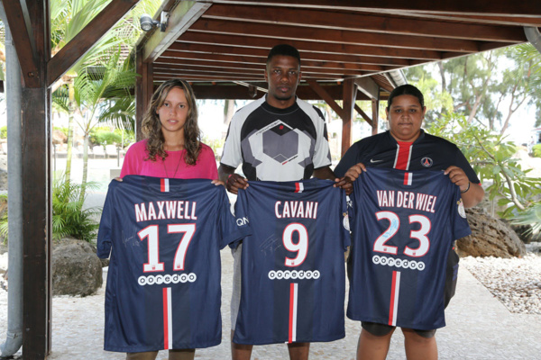 Maxwell, Cavani et Van Der Wiel ont tous dédicacé leur maillot pour Elodie Rivière, Fabien Cataye et Jessica Medizou Maxwell, Cavani et Van Der Wiel ont tous dédicacé leur maillot pour Elodie Rivière, Fabien Cataye et Jessica Medizou