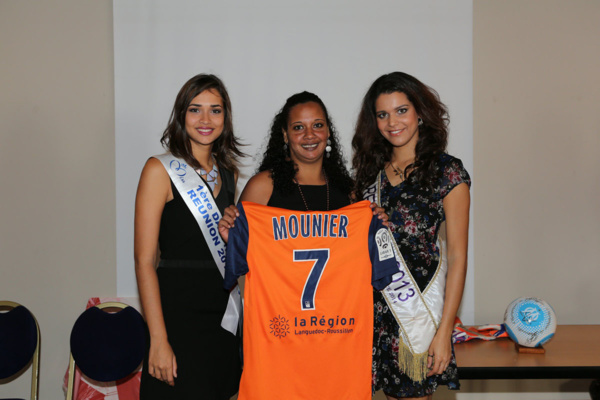 Vanille M'Doihoma, Miss Réunion 2013, et Anne-Gaëlle Laterrière, 1ère dauphine Miss Réunion 2014 en compagnie de Mirella Hoareau qui a remporté le maillot dédicacé d'Anthony Mounier, l'un des formidables parrains de la 6ème édition de l'opération «S'envoler vers le Rêve ...     » de 1000 Sourires.