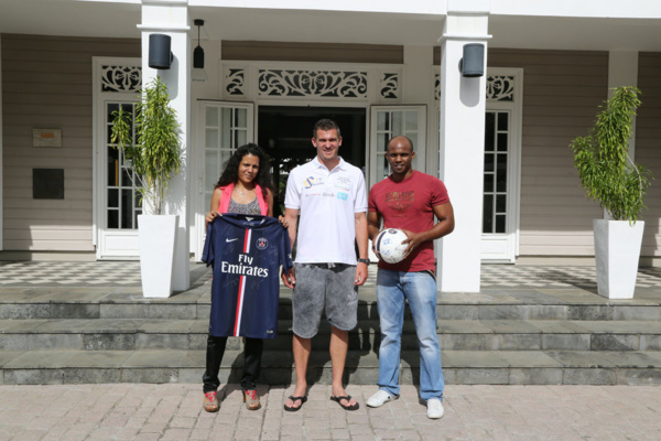 Carine Minien Ramaye  et Anthony Ropauld, gagnants du maillot et ballon du PSG, dédicacés par l'ensemble des coéquipiers de Nicolas Douchez.