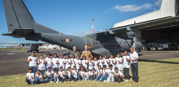 <center>90 ans de l’Armée de l’Air et de l’Espace : <br>un baptême de l’air en CASA pour <br>les marmailles de 1000 Sourires avec un ex-pilote de la Patrouille de France  <center>90 ans de l’Armée de l’Air et de l’Espace : <br>un baptême de l’air en CASA pour <br>les marmailles de 1000 Sourires avec un ex-pilote de la Patrouille de France