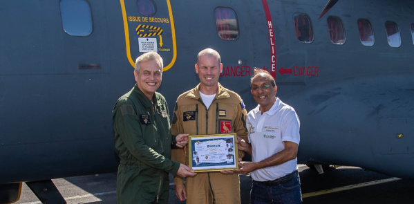 <center>90 ans de l’Armée de l’Air et de l’Espace : <br>un baptême de l’air en CASA pour <br>les marmailles de 1000 Sourires avec un ex-pilote de la Patrouille de France  <center>90 ans de l’Armée de l’Air et de l’Espace : <br>un baptême de l’air en CASA pour <br>les marmailles de 1000 Sourires avec un ex-pilote de la Patrouille de France