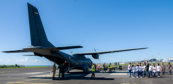 <center>90 ans de l’Armée de l’Air et de l’Espace : <br>un baptême de l’air en CASA pour <br>les marmailles de 1000 Sourires avec un ex-pilote de la Patrouille de France  <center>90 ans de l’Armée de l’Air et de l’Espace : <br>un baptême de l’air en CASA pour <br>les marmailles de 1000 Sourires avec un ex-pilote de la Patrouille de France