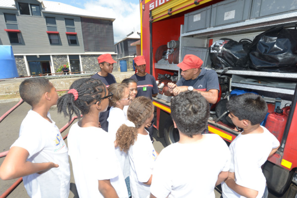 <center>Journée citoyenne  pour les VIM de 1000 Sourires <br>  avec les pompiers du SDIS et Miss Réunion 2015