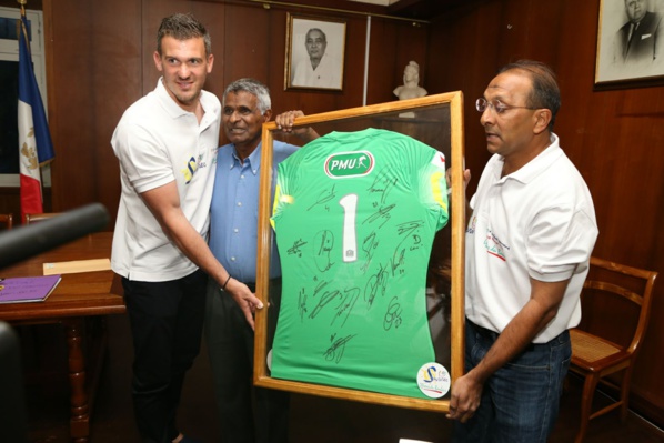 <CENTER>La Ville de Saint-Paul honore Nicolas Douchez, gardien du PSG <CENTER>La Ville de Saint-Paul honore Nicolas Douchez, gardien du PSG