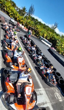 <center>Association 1000 Sourires : les marmailles s’initient au karting avec des champions de La Réunion
