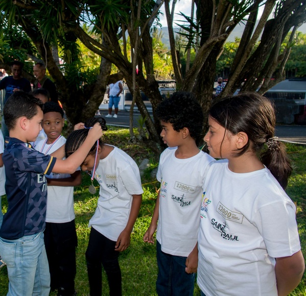 <center>Association 1000 Sourires : les marmailles s’initient au karting avec des champions de La Réunion