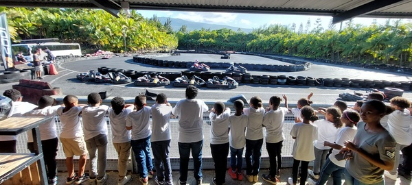 <center>Association 1000 Sourires : les marmailles s’initient au karting avec des champions de La Réunion