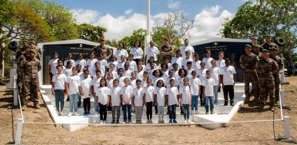<center>Une journée d'aventures avec les militaires du<br> 2e RPIMa pour les marmailles de 1000 Sourires avec les parrains de l’opération : Moustache Kréol, le journal d’Une Bridée et Cécile Agathe <center>Une journée d'aventures avec les militaires du<br> 2e RPIMa pour les marmailles de 1000 Sourires avec les parrains de l’opération : Moustache Kréol, le journal d’Une Bridée et Cécile Agathe