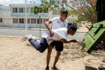 <center>Une journée d'aventures avec les militaires du<br> 2e RPIMa pour les marmailles de 1000 Sourires avec les parrains de l’opération : Moustache Kréol, le journal d’Une Bridée et Cécile Agathe <center>Une journée d'aventures avec les militaires du<br> 2e RPIMa pour les marmailles de 1000 Sourires avec les parrains de l’opération : Moustache Kréol, le journal d’Une Bridée et Cécile Agathe