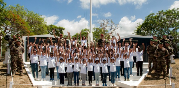 <center>Une journée d'aventures avec les militaires du<br> 2e RPIMa pour les marmailles de 1000 Sourires avec les parrains de l’opération : Moustache Kréol, le journal d’Une Bridée et Cécile Agathe <center>Une journée d'aventures avec les militaires du<br> 2e RPIMa pour les marmailles de 1000 Sourires avec les parrains de l’opération : Moustache Kréol, le journal d’Une Bridée et Cécile Agathe