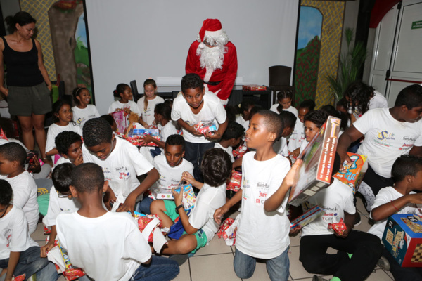 Un Noël citoyen avec le 2e RPIMA pour les Very Important marmailles de l'Eperon Un Noël citoyen avec le 2e RPIMA pour les Very Important marmailles de l'Eperon