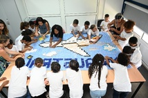 <center>Les marmailles de 1000 Sourires réalisent une fresque de plus de 5000 bouchons pour Air Austral <center>Les marmailles de 1000 Sourires réalisent une fresque de plus de 5000 bouchons pour Air Austral