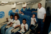 <center>Les marmailles de 1000 Sourires réalisent une fresque de plus de 5000 bouchons pour Air Austral <center>Les marmailles de 1000 Sourires réalisent une fresque de plus de 5000 bouchons pour Air Austral