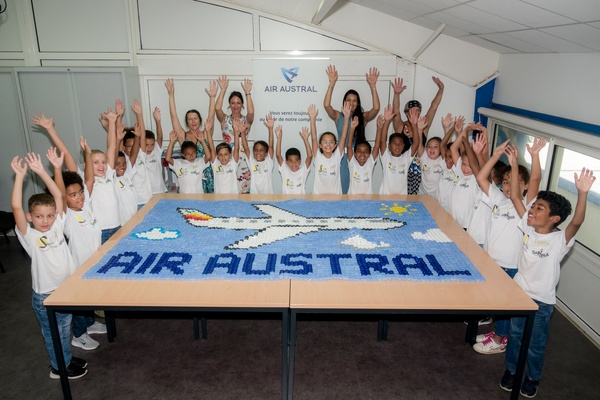 <center>Les marmailles de 1000 Sourires réalisent une fresque de plus de 5000 bouchons pour Air Austral <center>Les marmailles de 1000 Sourires réalisent une fresque de plus de 5000 bouchons pour Air Austral