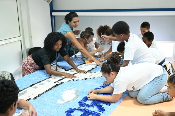<center>Les marmailles de 1000 Sourires réalisent une fresque de plus de 5000 bouchons pour Air Austral <center>Les marmailles de 1000 Sourires réalisent une fresque de plus de 5000 bouchons pour Air Austral