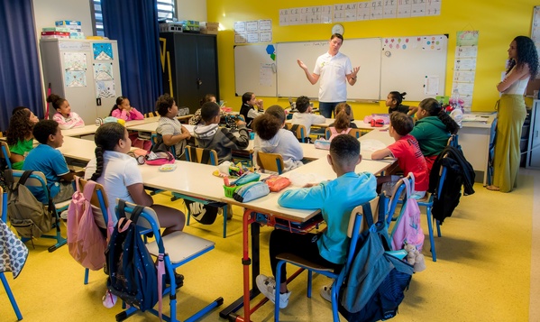 <center> Le pilote réunionnais Sébastien  Nativel « Babouc » <br>fait rêver des petits saint-paulois <center> Le pilote réunionnais Sébastien  Nativel « Babouc » <br>fait rêver des petits saint-paulois