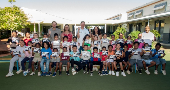 <center> Le pilote réunionnais Sébastien  Nativel « Babouc » <br>fait rêver des petits saint-paulois <center> Le pilote réunionnais Sébastien  Nativel « Babouc » <br>fait rêver des petits saint-paulois
