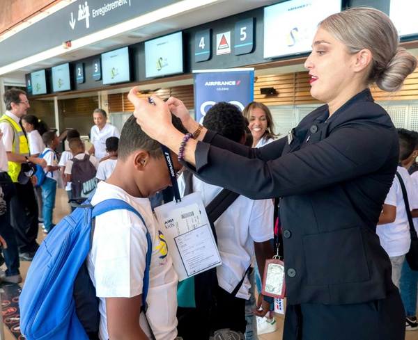 <center>Avec le pilote Sébastien Nativel, 1000 Sourires et Air France ouvrent les portes du ciel aux marmailles <center>Avec le pilote Sébastien Nativel, 1000 Sourires et Air France ouvrent les portes du ciel aux marmailles