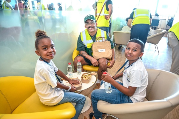 <center>Avec le pilote Sébastien Nativel,  1000 Sourires et Air France ouvrent les portes du ciel aux marmailles