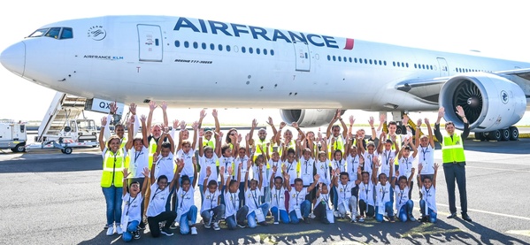 <center>Avec le pilote Sébastien Nativel,  1000 Sourires et Air France ouvrent les portes du ciel aux marmailles