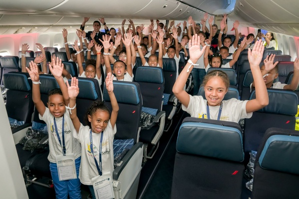 <center>Avec le pilote Sébastien Nativel,  1000 Sourires et Air France ouvrent les portes du ciel aux marmailles