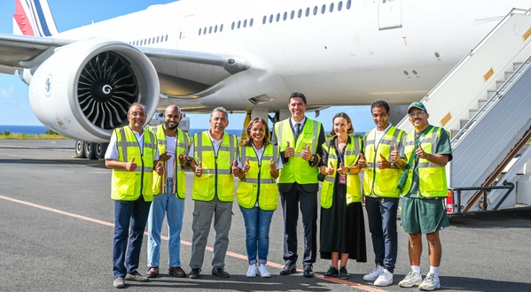 <center>Avec le pilote Sébastien Nativel,  1000 Sourires et Air France ouvrent les portes du ciel aux marmailles