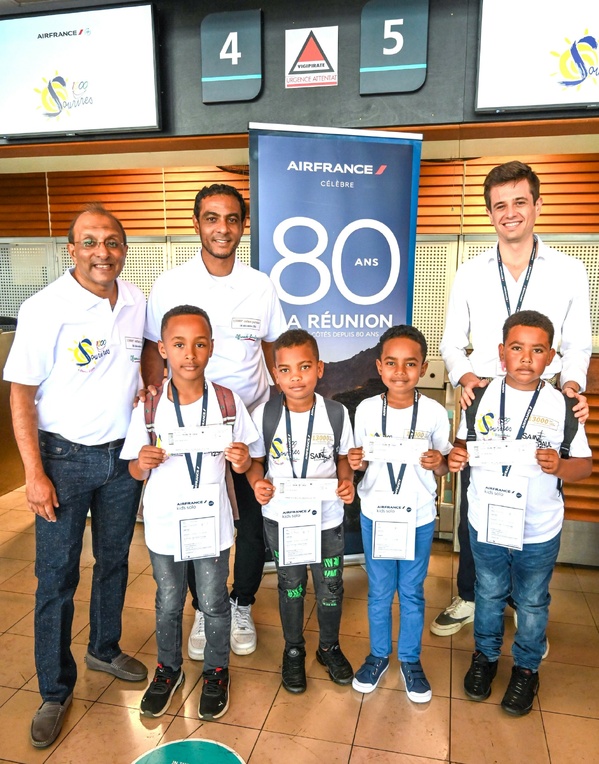 <center>Avec le pilote Sébastien Nativel,  1000 Sourires et Air France ouvrent les portes du ciel aux marmailles