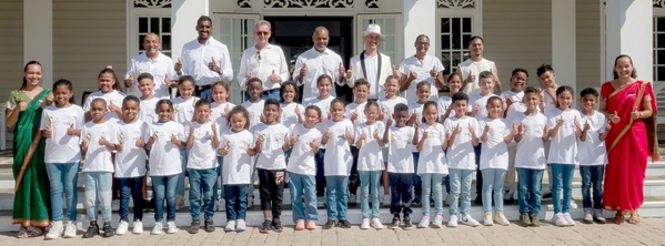 <center>Magie et danse au LUX Saint-Gilles* <br>Vadrame Clair, Julinho et François Dal’s enchantent <br>les marmailles de 1000 Sourires <center>Magie et danse au LUX Saint-Gilles* <br>Vadrame Clair, Julinho et François Dal’s enchantent <br>les marmailles de 1000 Sourires