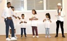 <center>Magie et danse au LUX Saint-Gilles* <br>Vadrame Clair, Julinho et François Dal’s enchantent <br>les marmailles de 1000 Sourires