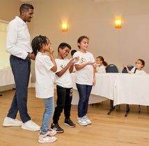 <center>Magie et danse au LUX Saint-Gilles* <br>Vadrame Clair, Julinho et François Dal’s enchantent <br>les marmailles de 1000 Sourires