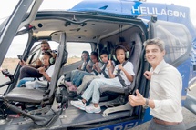 <center>Des artistes réunionnais aux côtés des marmailles de 1000 Sourires pour un baptême de l’air <BR>avec Hélilagon