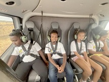 <center>Des artistes réunionnais aux côtés des marmailles de 1000 Sourires pour un baptême de l’air <BR>avec Hélilagon <center>Des artistes réunionnais aux côtés des marmailles de 1000 Sourires pour un baptême de l’air <BR>avec Hélilagon