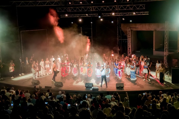 <center>La 5ᵉ soirée caritative de 1000 Sourires <br> illumine le Téat Plein Air de Saint-Gilles <center>La 5ᵉ soirée caritative de 1000 Sourires <br> illumine le Téat Plein Air de Saint-Gilles