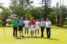 1000 Sourires offre un beau cadeau de Noël <br> aux enfants :  une initiation au golf avec <br>Moustache Kréol, Adriana Ftn et Taëron