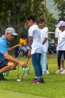 1000 Sourires offre un beau cadeau de Noël <br> aux enfants : une initiation au golf avec <br>Moustache Kréol, Adriana Ftn et Taëron 1000 Sourires offre un beau cadeau de Noël <br> aux enfants : une initiation au golf avec <br>Moustache Kréol, Adriana Ftn et Taëron